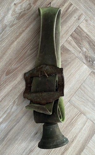 Alte kuhglocke mit lederriemen - alte,