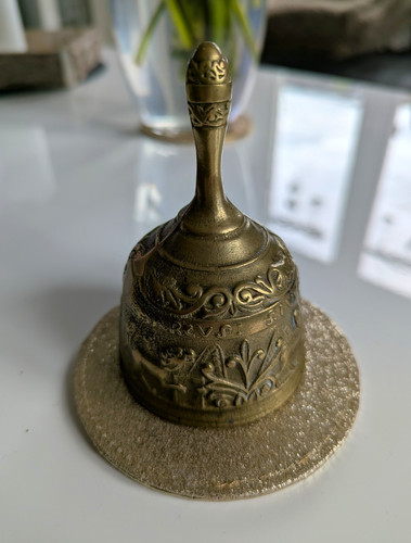 Messingglocke mit floralem